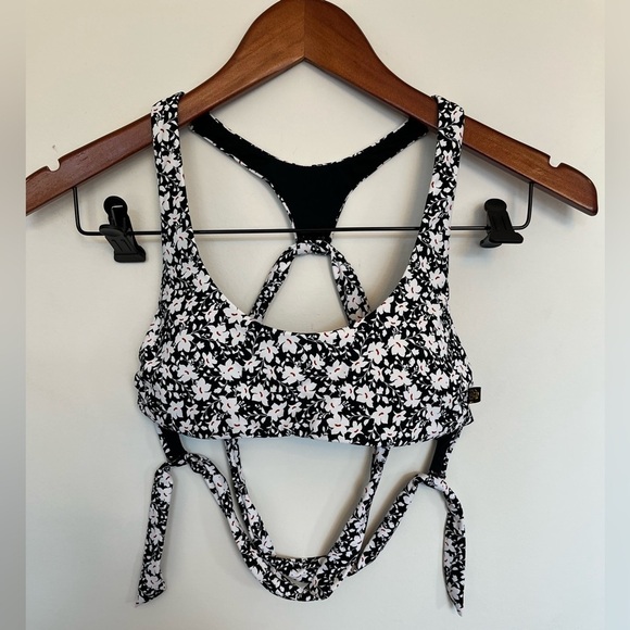 Floral Black and White Strappy Top - Picture 5 of 6